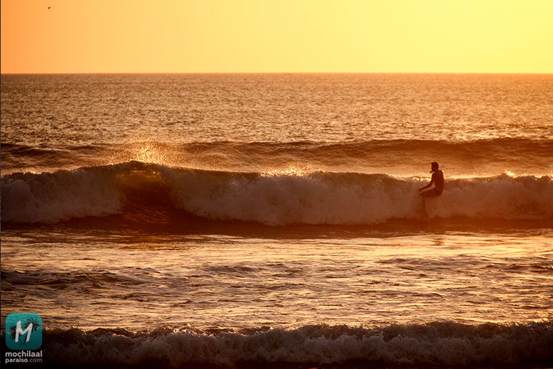 Surfista al atardecer en una playa de Bali
