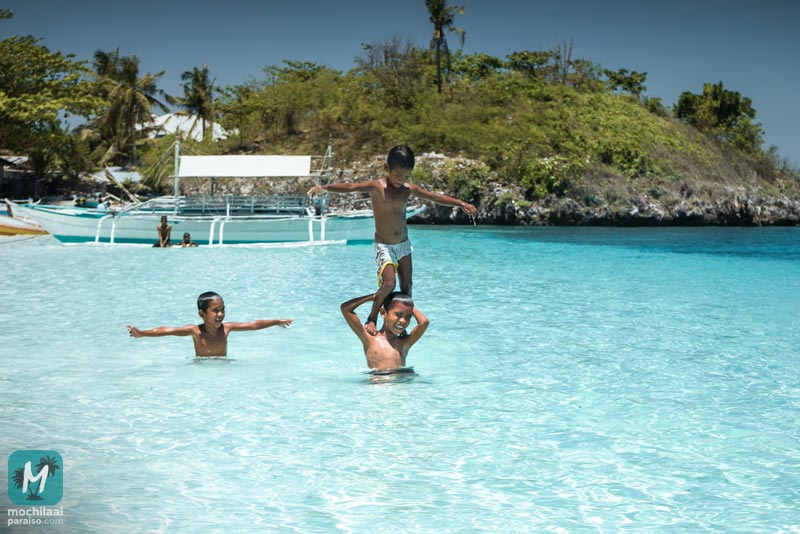 Niños juegan en la orilla de Malapascua