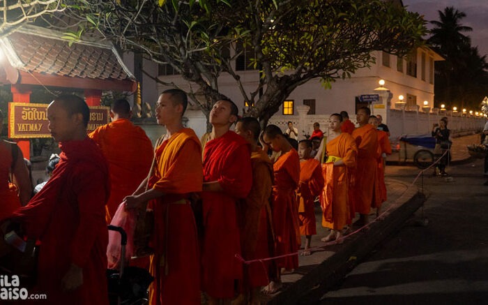 ofrendas-monjes-luang-prabang