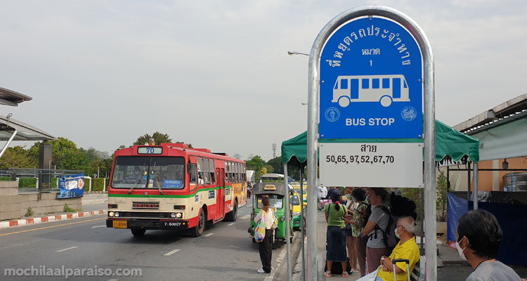 Parada de bus junto a Krung Thep Aphiwat Station
