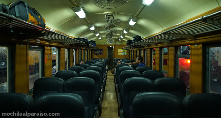 Tren de segunda clase con asientos