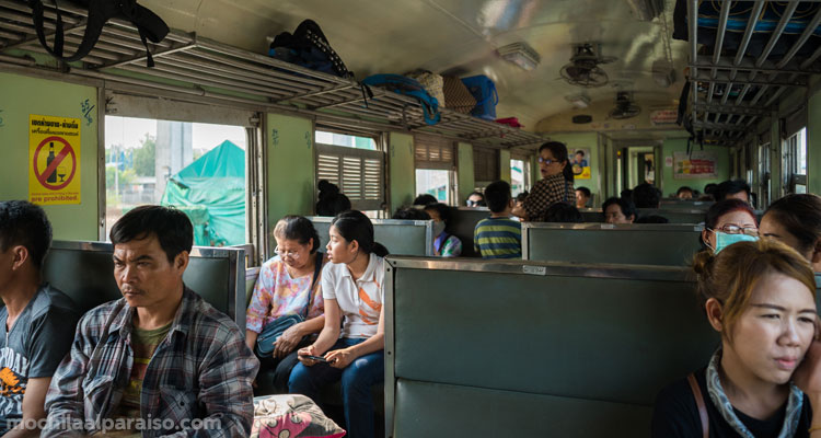 Tren de tercera clase en Tailandia