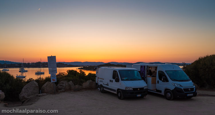 Atardecer con la furgoneta camper en Cerdeña