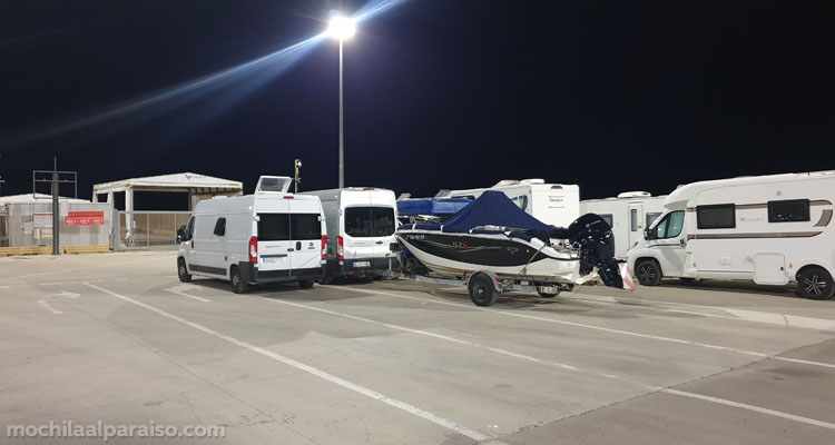 Camper en el muelle de Grimaldi en Porto Torres, Cerdeña