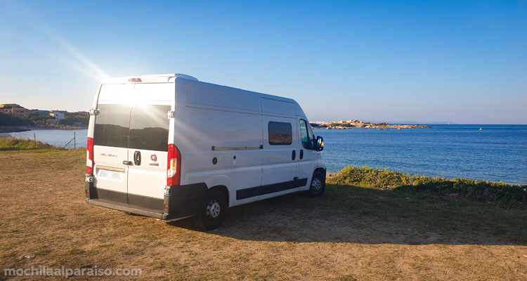 Parking para estacionar la furgoneta camper en Capo Testa, Cerdeña