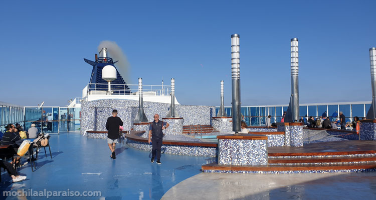 Cubierta y piscina del ferry de Barcelona a Cerdeña