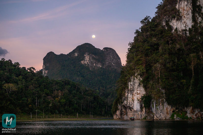 Noche en el lago de Khao Sok
