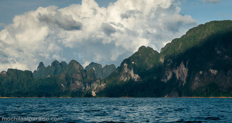 Noche en el lago de Khao Sok