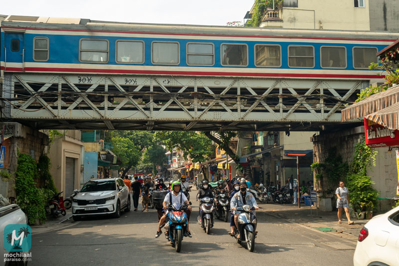 El tren pasa sobre una calle de Hanoi