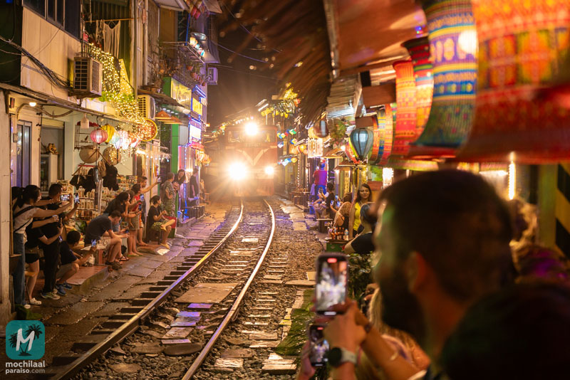Se acerca el tren en Train Street, Hanoi